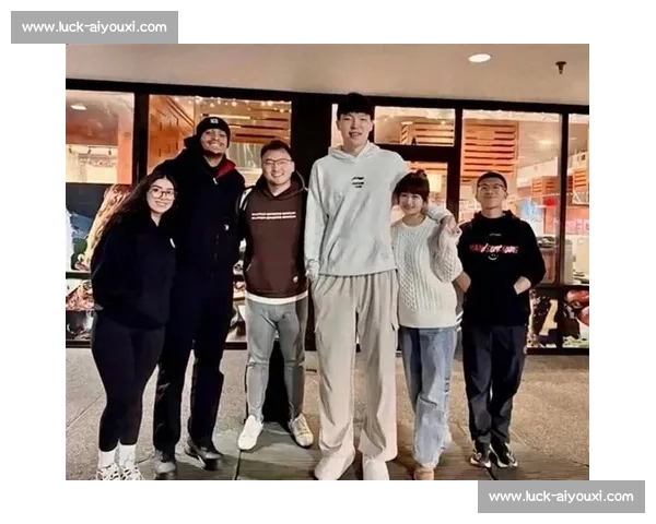 杨瀚森 NBA 选秀夜藏爱！袖口绣女友名 + 情侣手链实锤，青梅竹马太甜了